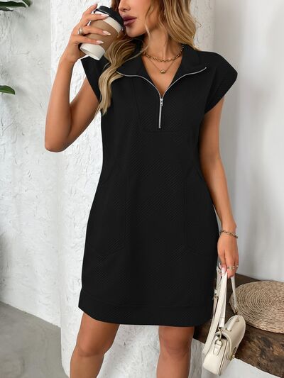 CD | Rochie mini cu glugă și jumătate de fermoar cu textură