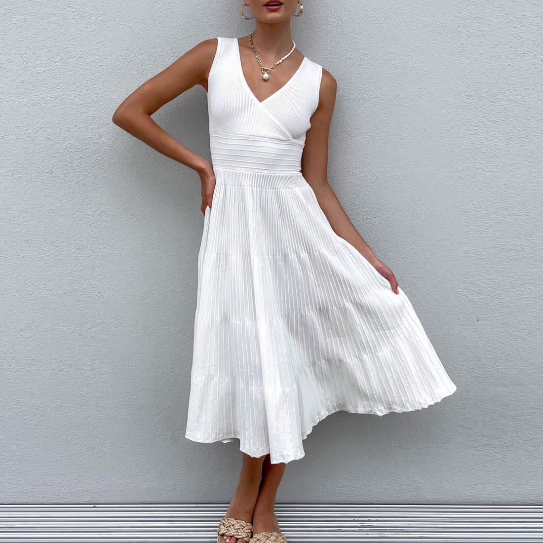 CD | Rochie midi pentru femei - material tricotat - decolteu în V - fără mâneci - talie înaltă - fustă plisată