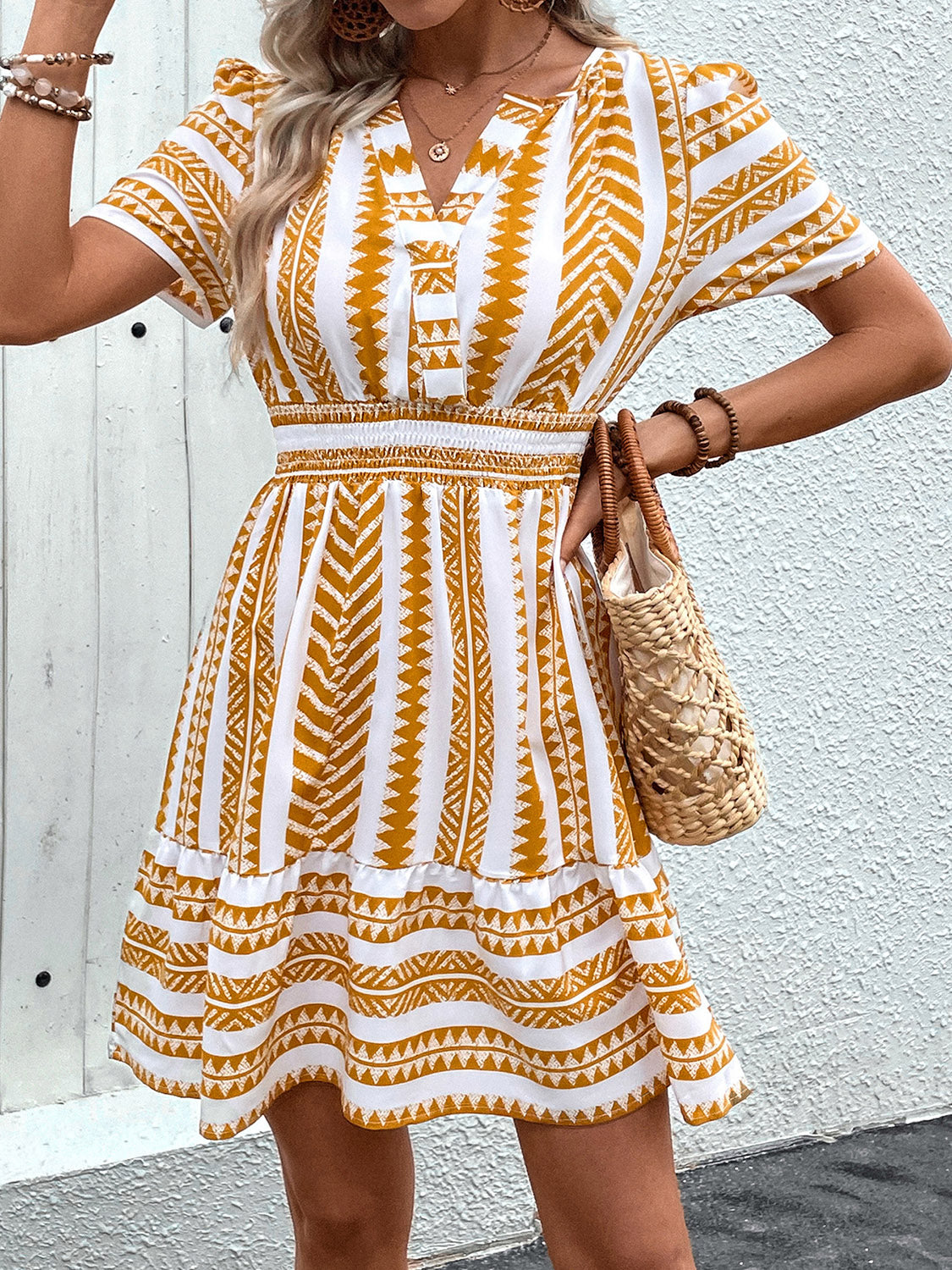 CD | Rochie mini geometrică cu mâneci scurte și crestături
