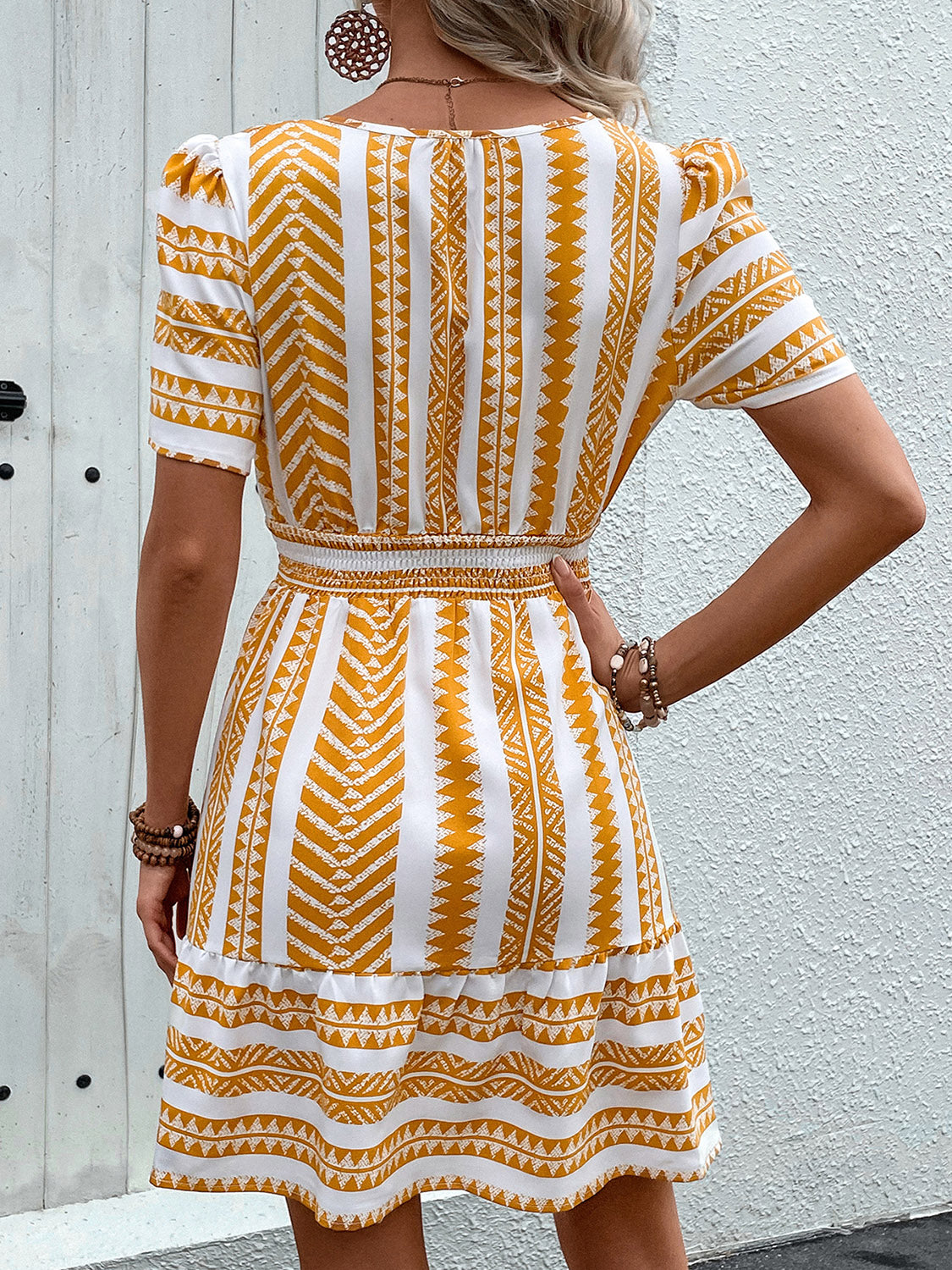 CD | Rochie mini geometrică cu mâneci scurte și crestături