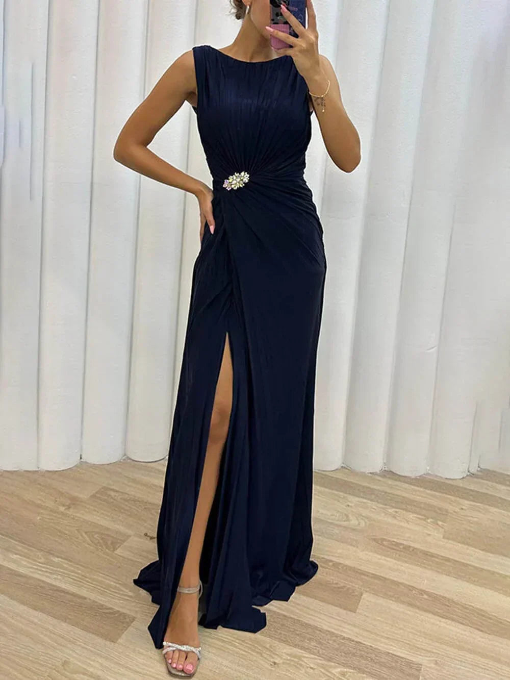 CD | Rochie maxi cu crăpătură care flatează silueta fără timp