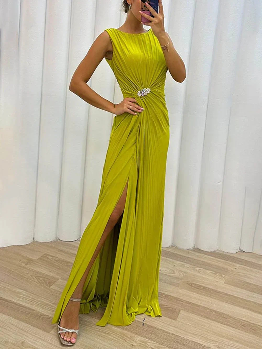 CD | Rochie maxi cu crăpătură care flatează silueta fără timp