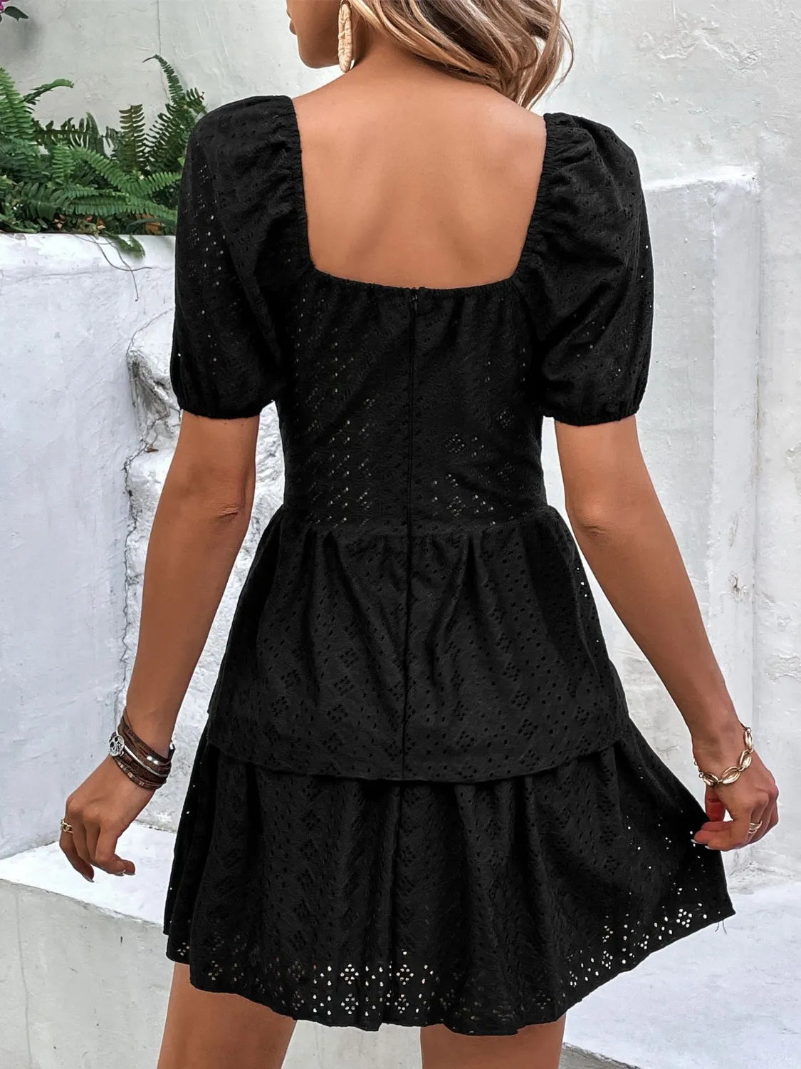 CD | Rochie mini cu mânecă scurtă cu ochiuri stratificate