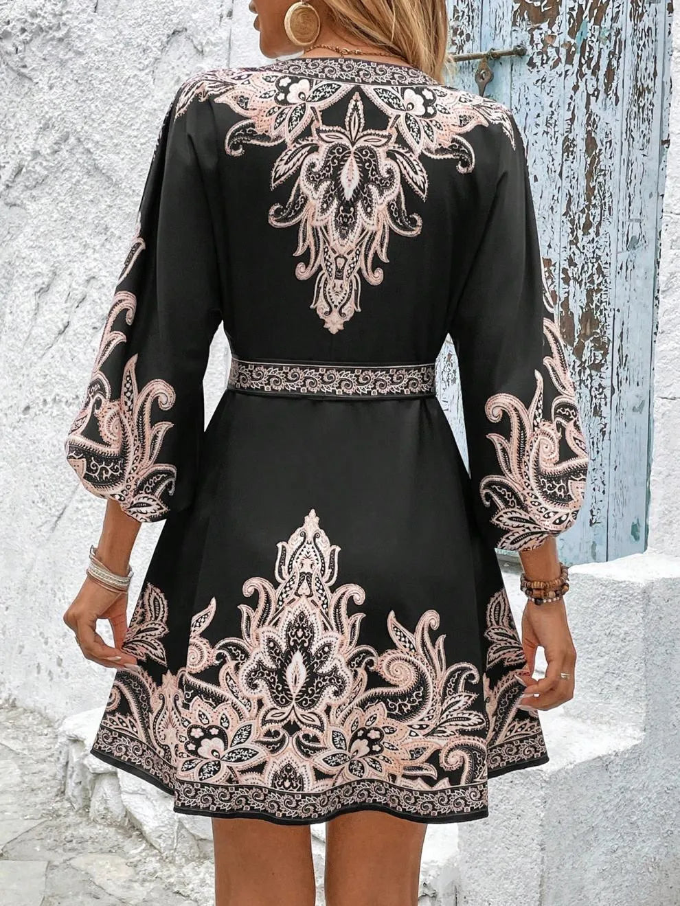 CD | Rochie mini cu mâneci 3/4 cu decolteu în V Paisley